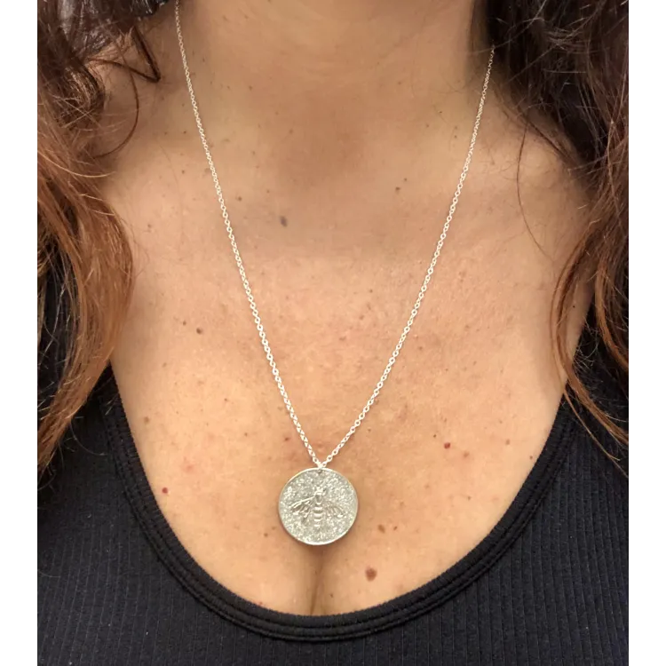 Collier médaille abeille pailleté