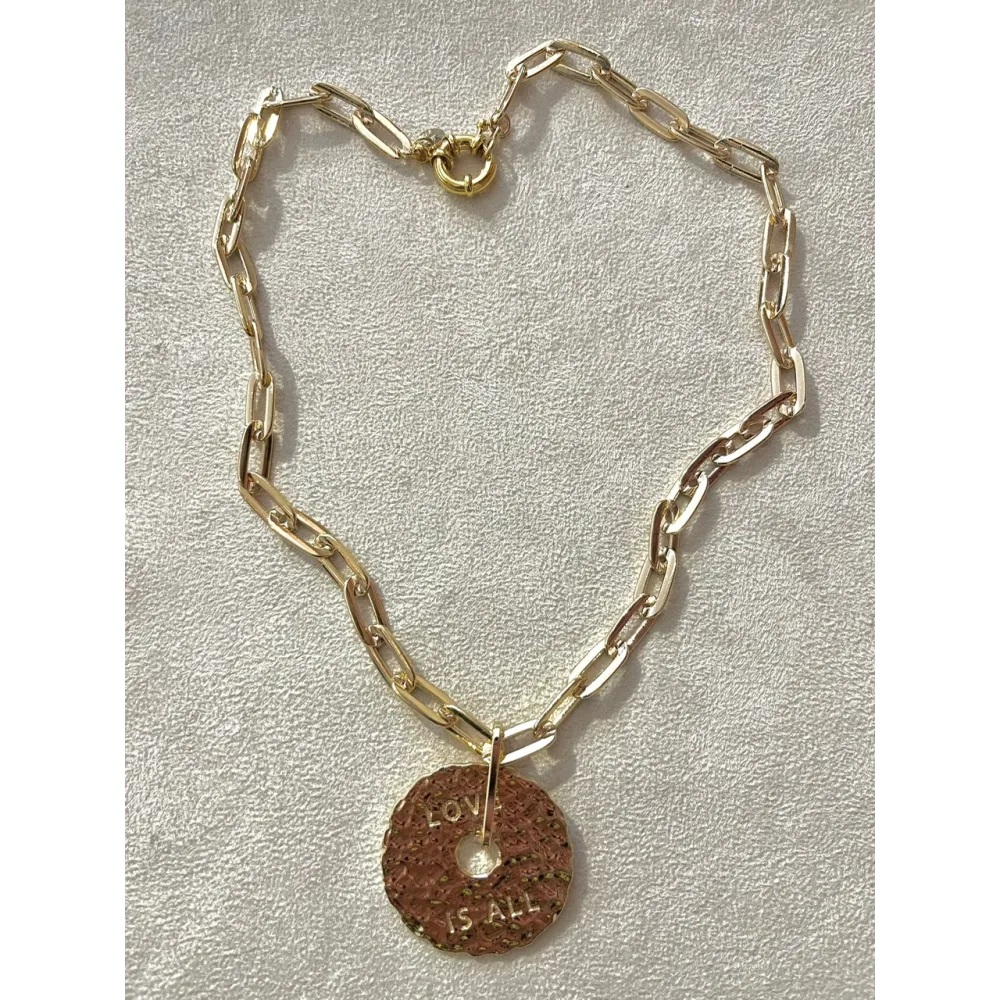 Médaille Love is all