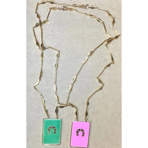 Collier médaille émaillée symbole fer à cheval