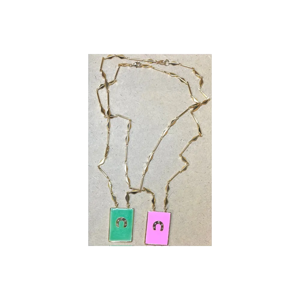 Collier médaille émaillée symbole fer à cheval