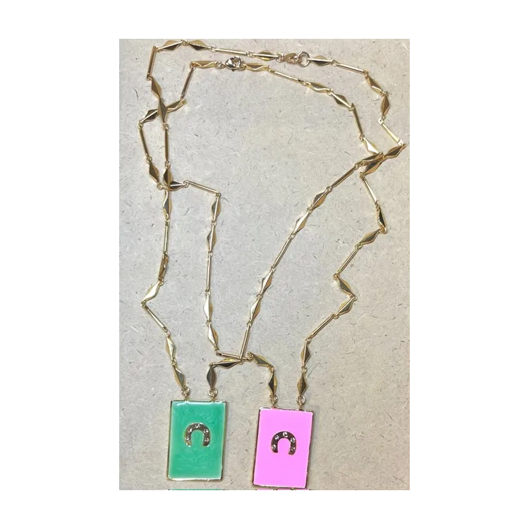Collier médaille émaillée symbole fer à cheval