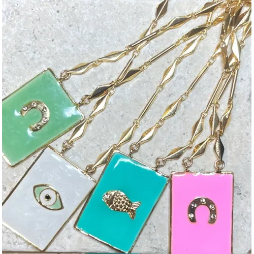 Collier médaille émaillée symbole fer à cheval