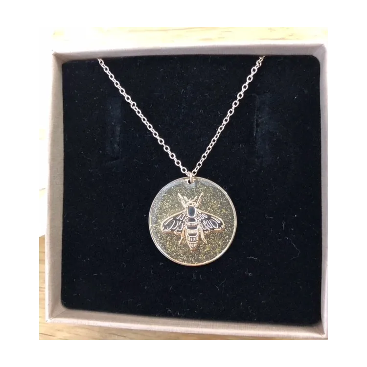 Collier médaille abeille pailleté